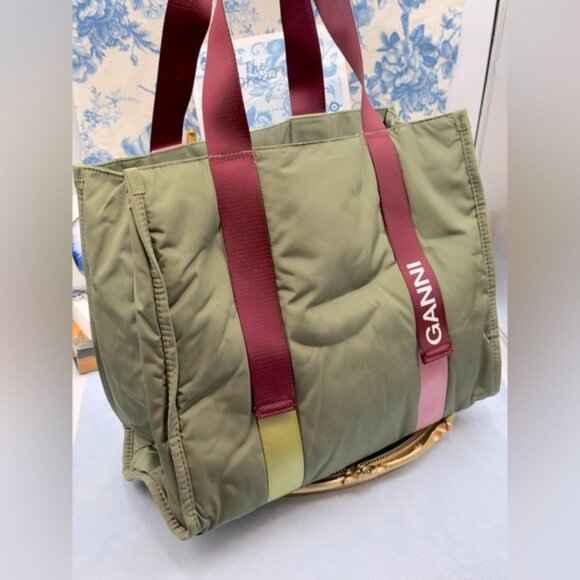 🆕 GANNI 🧿 NWT Medium Recycled Tech Tote, Kalamata & Burgundy - Picture 1 of 12